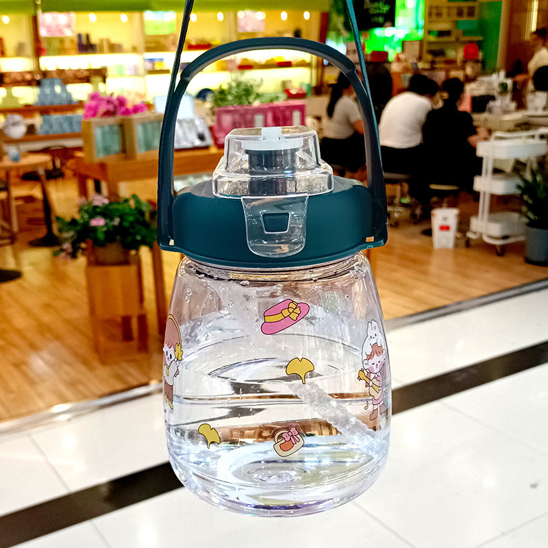 Taza azul marino con pajita y pegatinas.