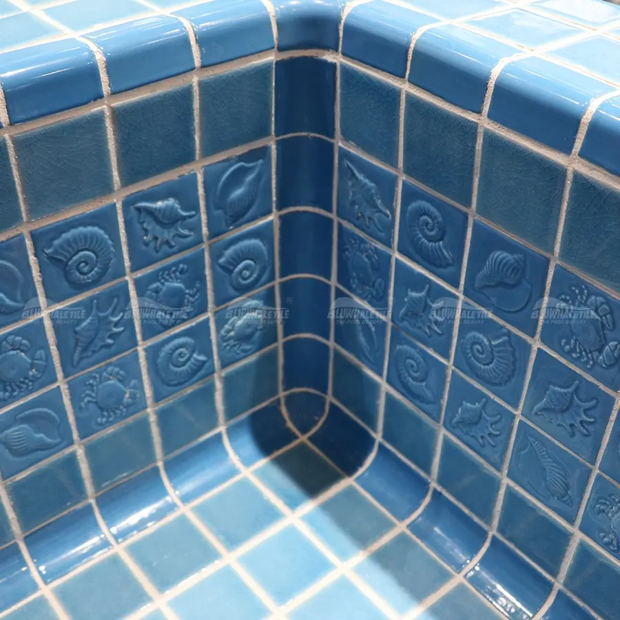 Azulejos azulejos brilhantes brilhantes, azul claro piscina guarnição telhas para projetos norms internacionais