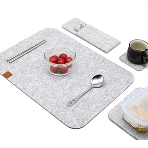 一套4个带有印花毛毡标志的桌垫，用于耐热和防滑 - Product Image 1