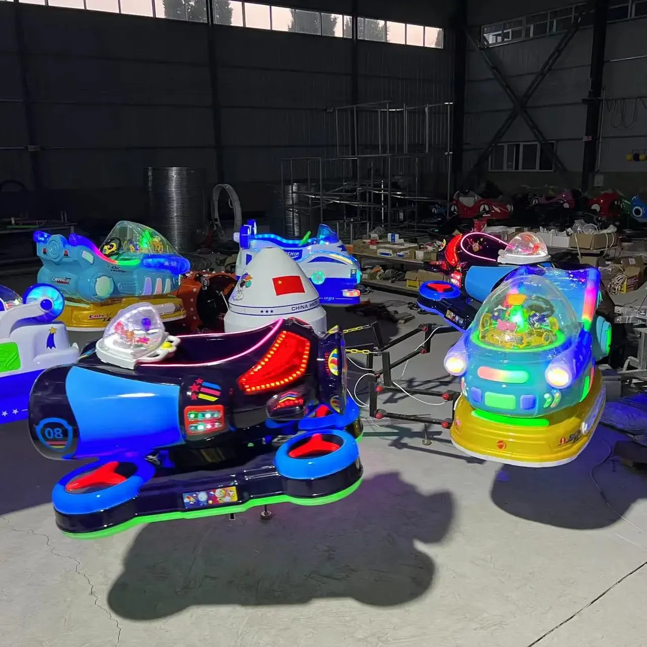 Popular en China Parque de atracciones Levantamiento Giratorio Paseos en avión 6 asientos Acero Plástico Pequeños juegos de carnaval Paseos para niños a la venta