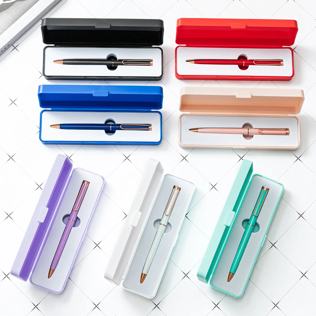 Nouvelle boîte à stylos de couleur bonbon de haute beauté petite boîte d'emballage en plastique multicolore fraîche boîte de rangement pour stylo cadeau de papeterie pour étudiants