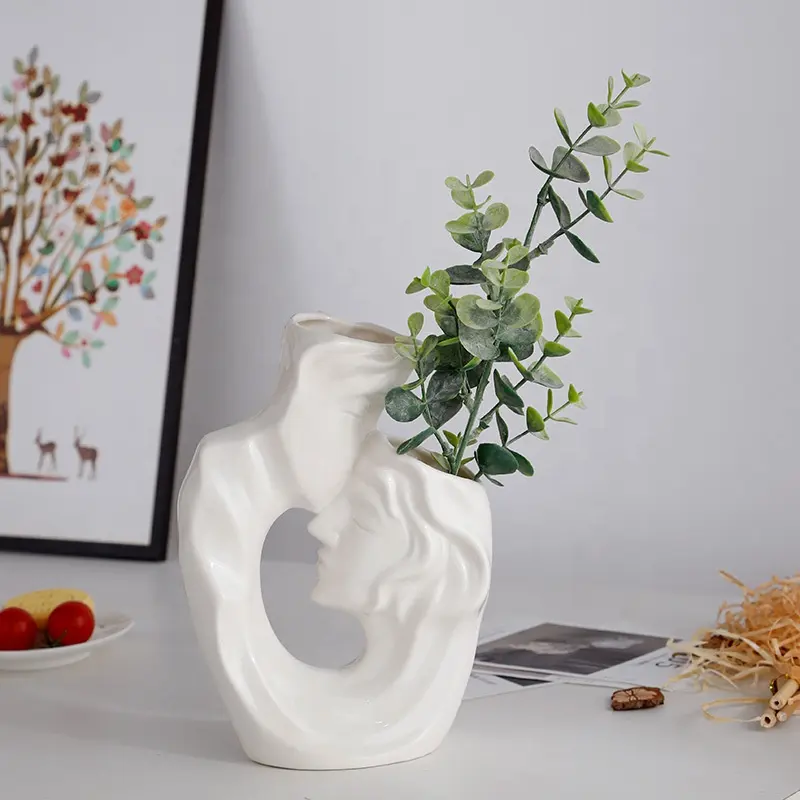 Adornos artesanales de cerámica creativa decoración de sala de estar para el hogar adornos de regalo florero de personaje de pareja besándose