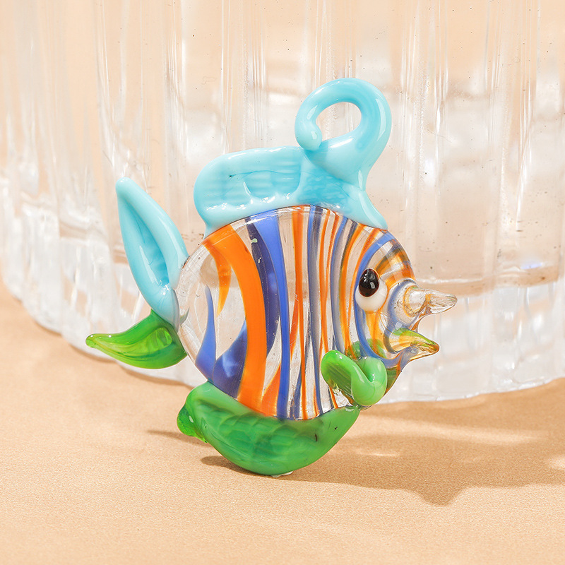 Pez de seda colorido envuelto en blanco transparente.