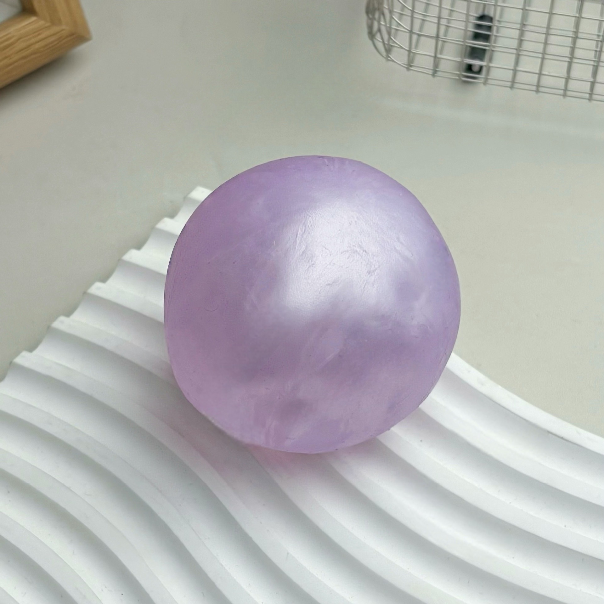 Boule faite à la main de gelée de pétrole violette nacrée de 6 cm