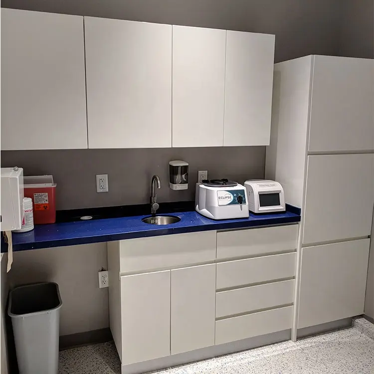 Projeto clínico dental americano, verniz branco, armários, gabinete, receptor, mesa com bancada de pedra de quartzo azul
