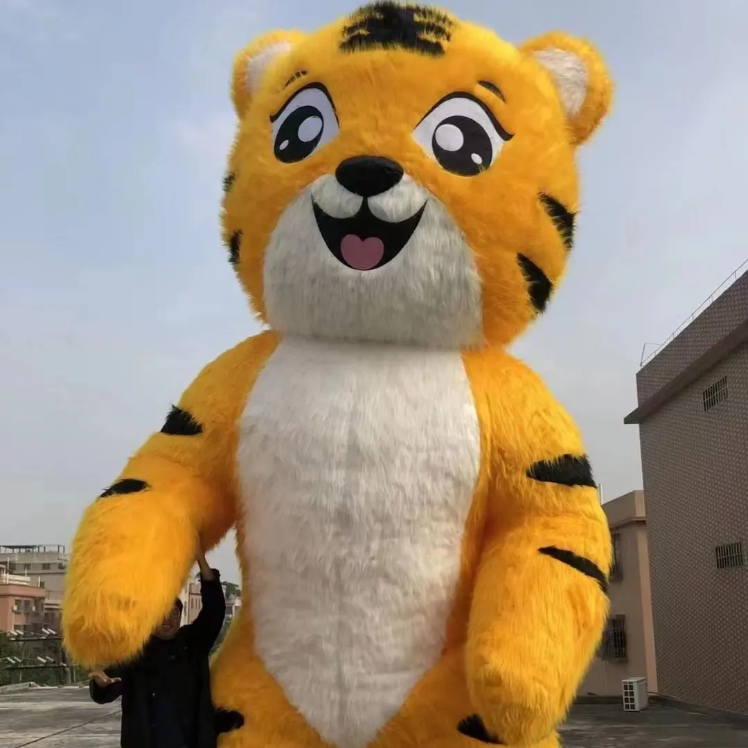 Costume de mascotte gonflable de tigre de dessin animé réaliste de grande taille de 3 m de haut portant à l'intérieur des affaires