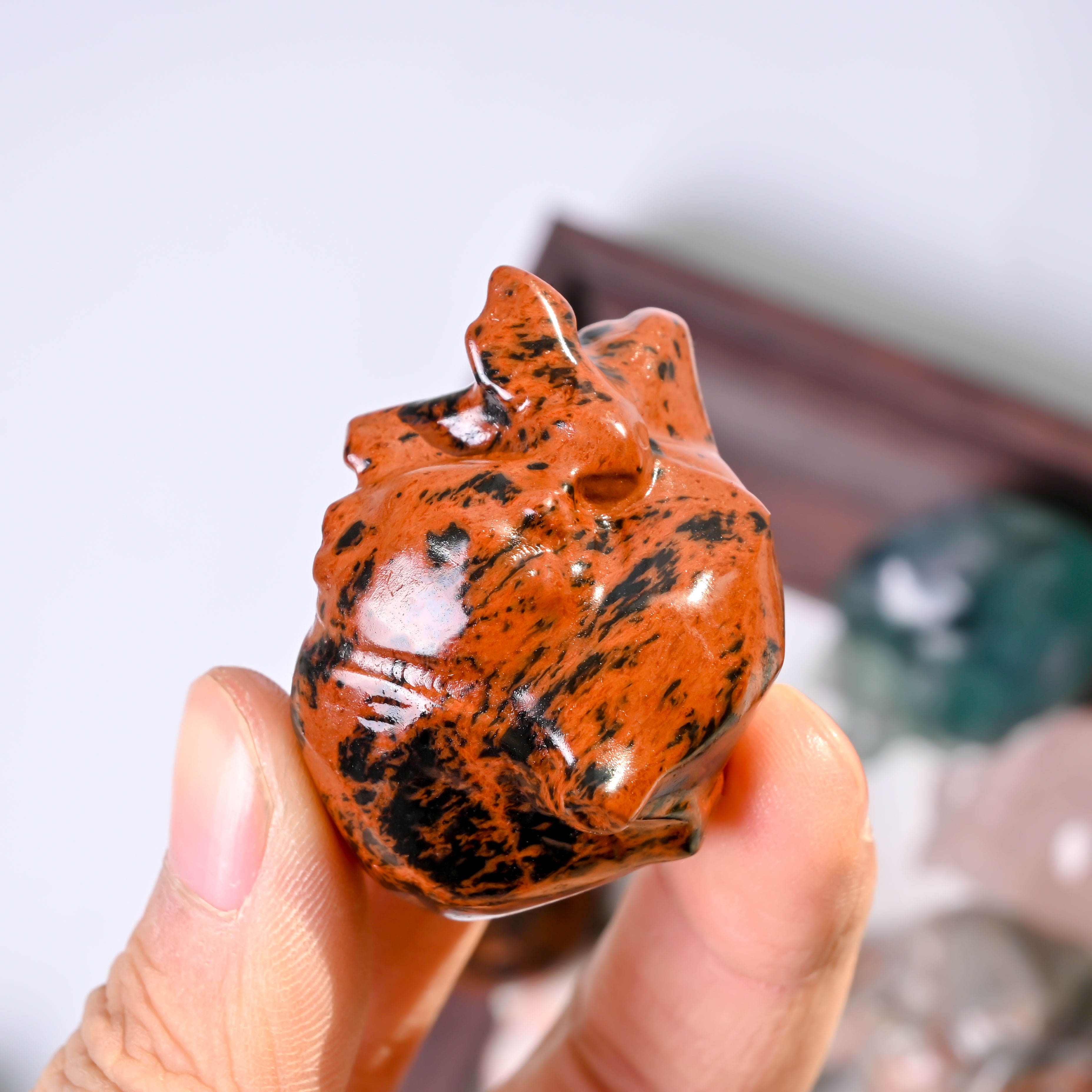 งานแกะสลักหัวใจมนุษย์จากไม้มะฮอกกานี