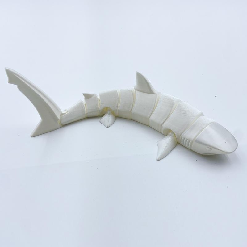 Tiburón blanco de 22 cm de largo.