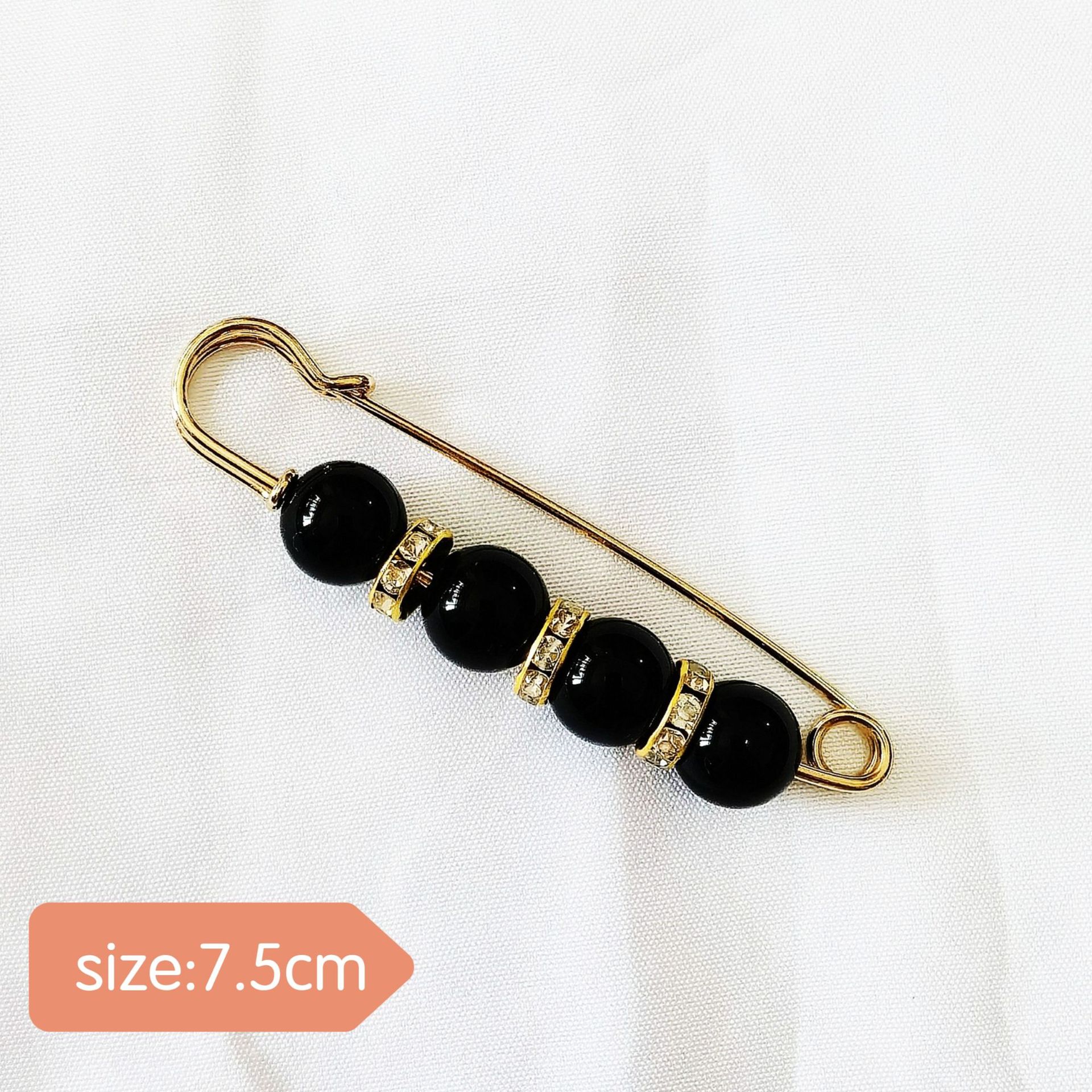 Pin 10#Cuatro cuentas negras, aguja dorada, 7.5 cm.