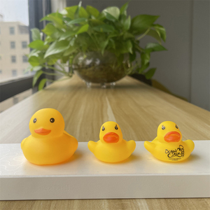 OEM özel tasarım baskılı Logo komik yüzen bebek banyo oyuncak toplu renkli Mini yumuşak lastik ördek