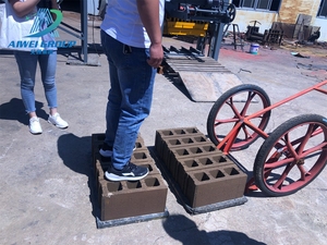 Piccola Macchina per Stampaggio Mattoni in Calcestruzzo Cavi QT 40-1 con PLC e Motore - Prezzo Basso in Vendita in Vietnam - Product Image 6