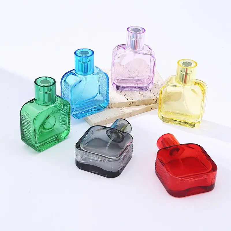 تصميم جديد نموذج مربع للنساء 50 زجاجة عطر ملونة شفافة باللون الأسود/الأزرق/الأحمر/الأرجواني/الأصفر/الأخضر
