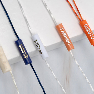 Etiqueta colgante personalizada de lujo cuerda ropa hilo sello cadena bloqueo con logotipo en relieve sello de plástico etiqueta colgante cadena