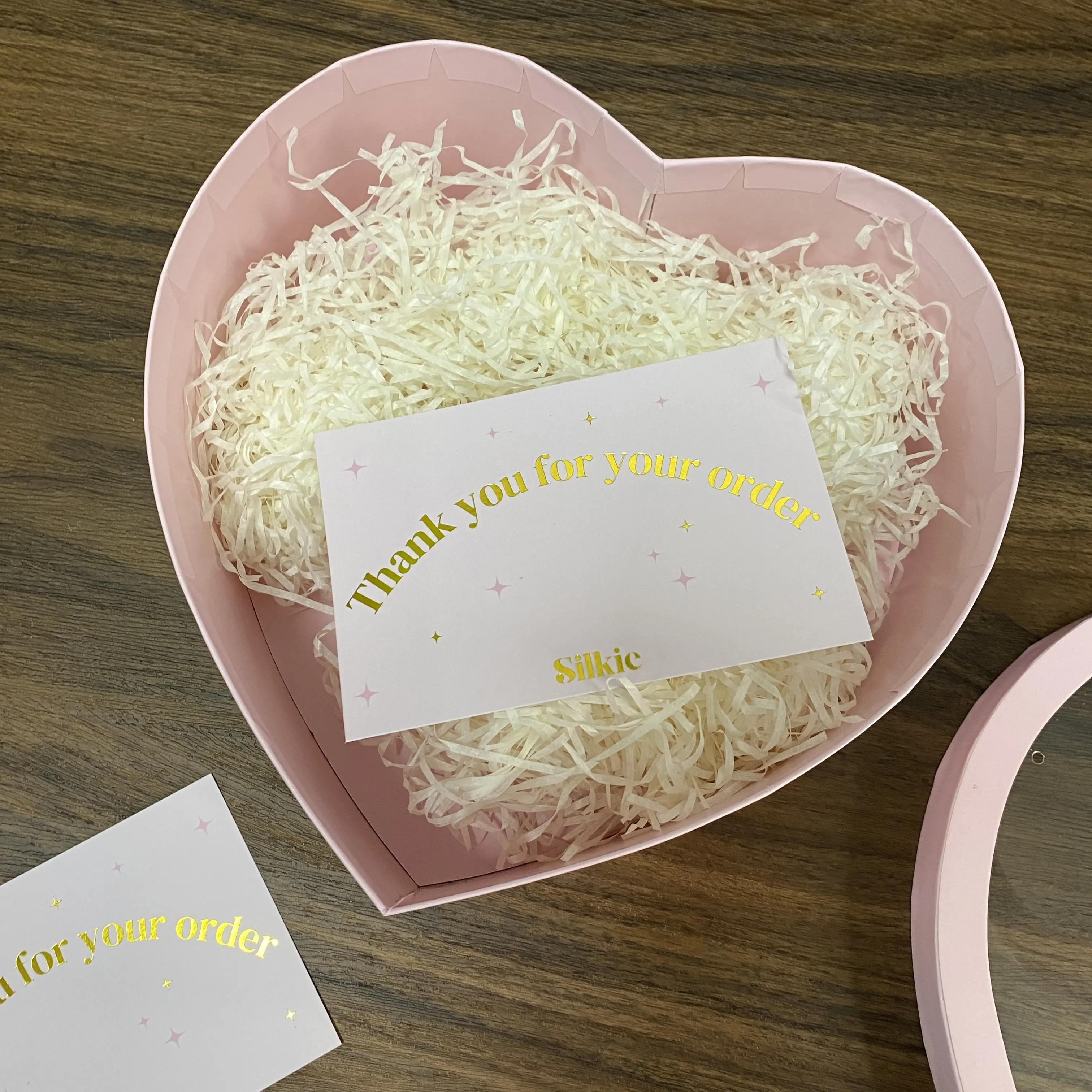 Emballage personalizado, embalaje grande vacío, cajas de papel de regalo en forma de corazón rosa con ventana transparente de pvc en la tapa para regalo de flores