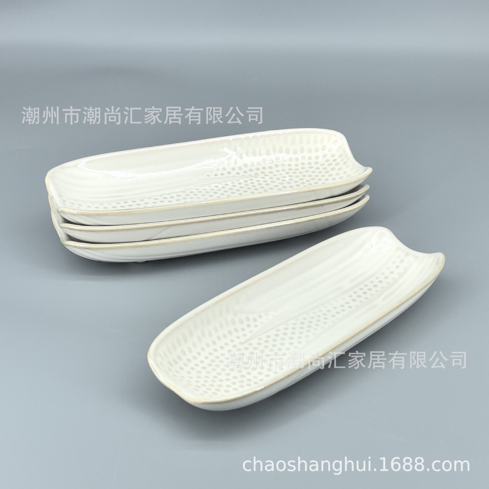 Four pieces of polystyrene were packaged in a glazed corn tray.