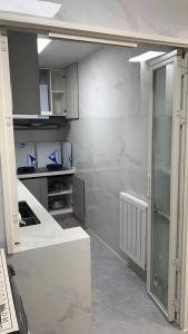 シンガポールデザインPDPTドアアルミインテリアトイレキッチン玄関倉庫内部スライド & スイングドア