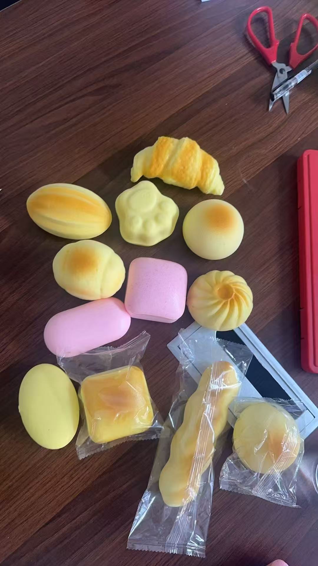 Petit pain cuit à la vapeur aux bords roulés à la main, collant doré, 1 pièce