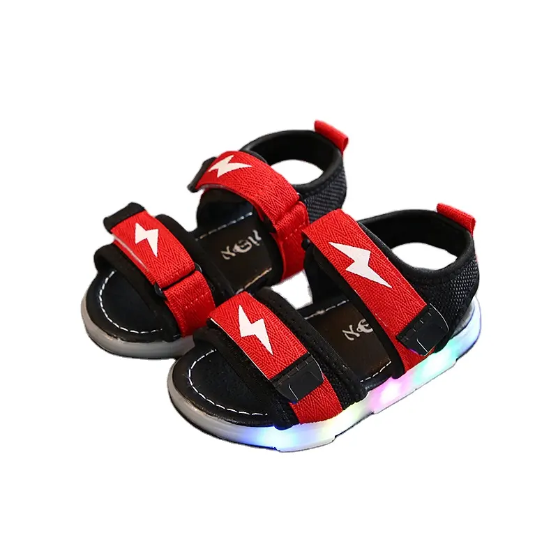 Nuovo design estivo ragazzi sandali traspiranti per bambini luci LED scarpe da spiaggia scarpe luminose all'ingrosso