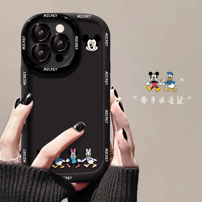 Puff shell-noir-main tenant mickey