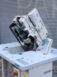 Macchina per asole con occhielli controllata da Computer JUKIS 3200 SS di marca giapponese di alta qualità in vendita in buone condizioni - Product Image 5