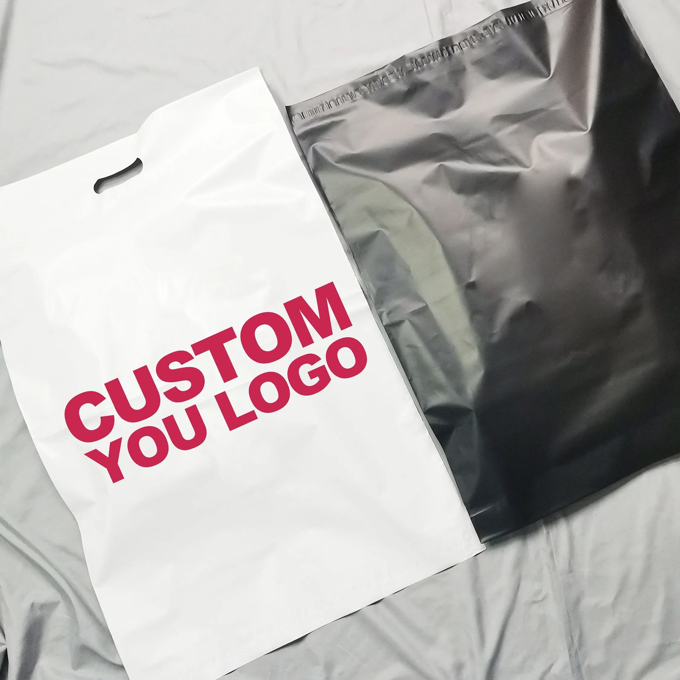 Personalizado con logotipo de 1-2 colores en 1 lado Bolsa de correo de polietileno blanca Bolsa de regalo de plástico para ropa con asa de envío