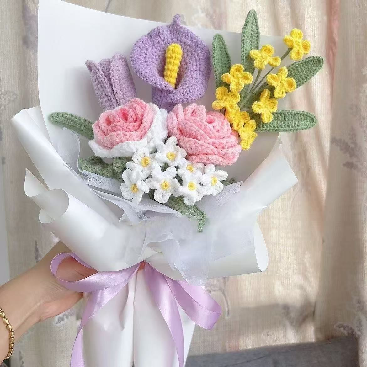 Mélange et assortiment de muguet, roses et callas.