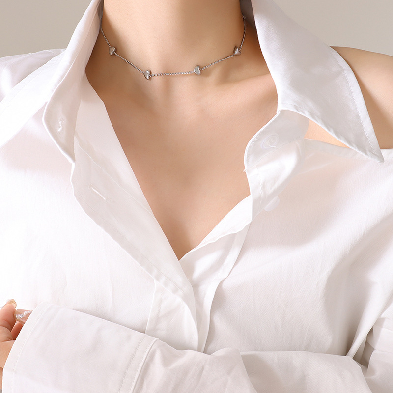 Collar vertical de acero con corazón de melocotón - 35,5 cm