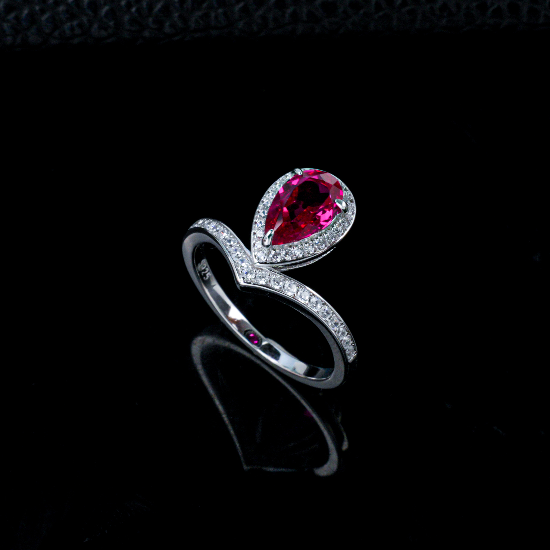 Exquisito Anillo de Rubí
