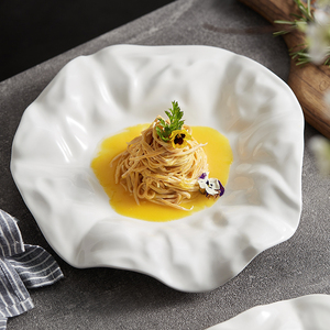 Piatto da portata per torta in porcellana personalizzato in ceramica Fine di forma irregolare goffrata bianca semplice dal nuovo design unico ed elegante - Product Image 3
