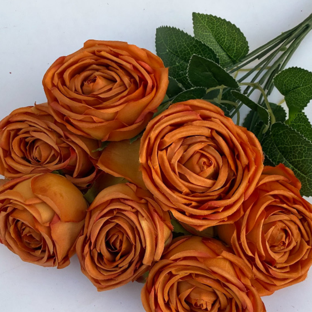 Bouquet de 7 têtes de roses, 45 cm, couleur sucre brûlé.