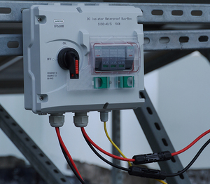 Suntree/Oem DC изолирующий переключатель, водонепроницаемый блок совмещения солнечных батарей pv, 1-2 струны, сертификация TUV CE - Product Image 4