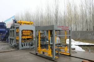 Máquina automática de fabricación de bloques de pavimentación de 220V, método de vibración de V para moldeado de ladrillos huecos de hormigón, PLC para producción de cemento - Product Image 2