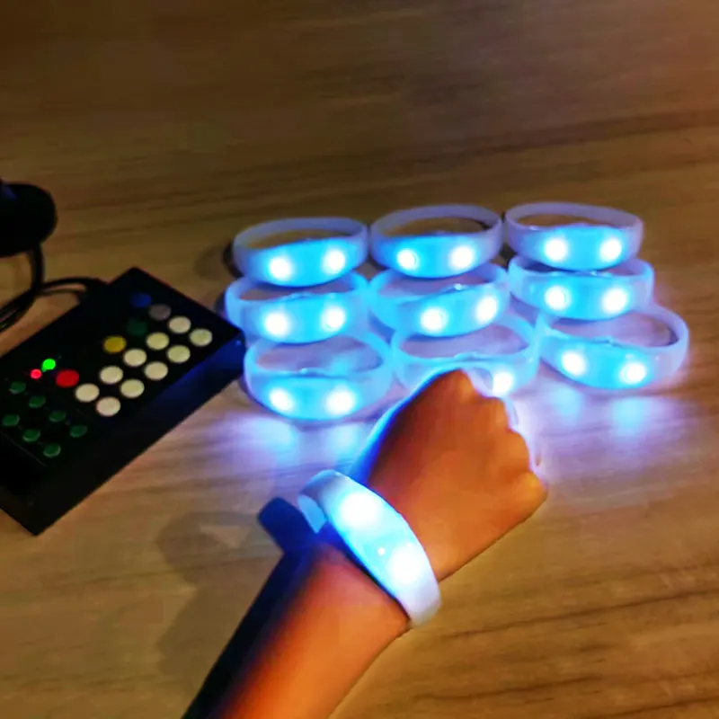 Emote-Pulseras LED con control, suministros de música para fiestas, pulseras LED parpadeantes