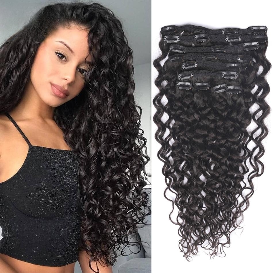 Agrafe naturelle de vague dans des cheveux