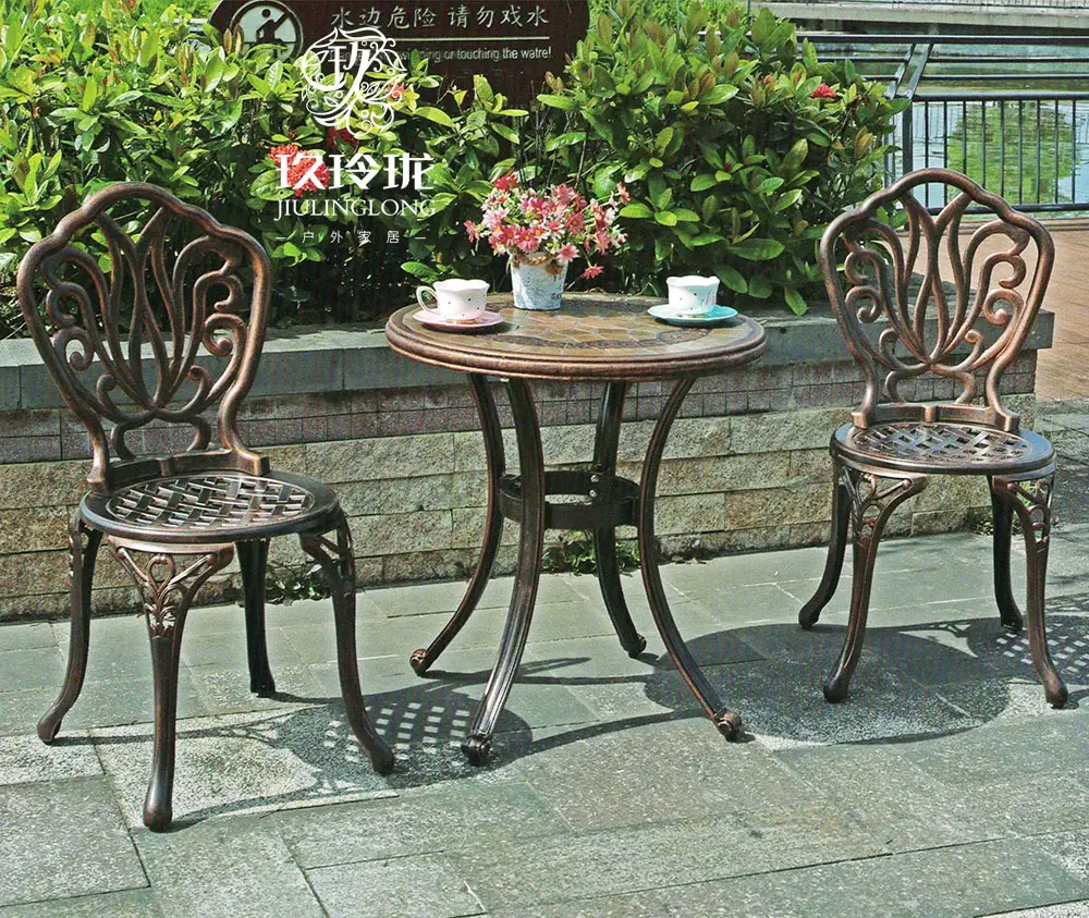 Balcone esterno piccoli tavoli e sedie villa all'aperto cortile giardino tempo libero tavolo da tè in alluminio pressofuso cortile set tre pezzi