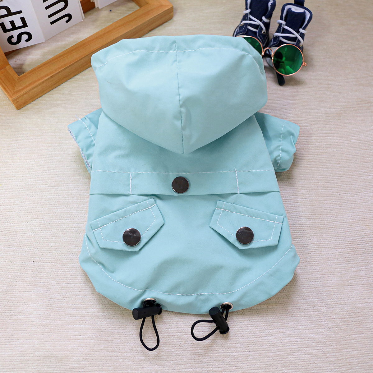 Impermeable con capucha azul cielo
