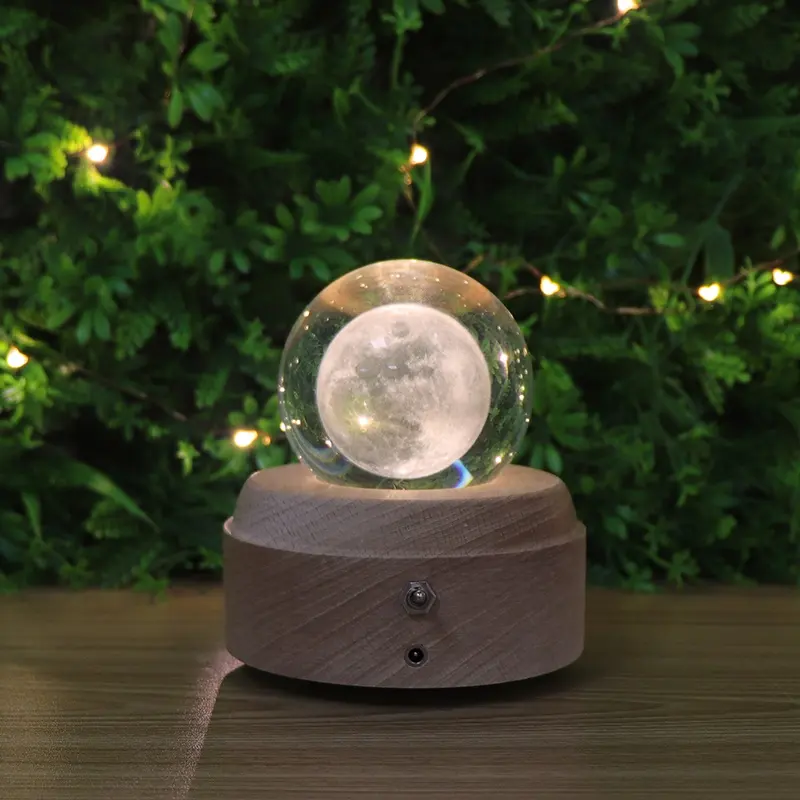 Musica rotante 3D notte luce di cristallo sfera di legno Base Led ricaricabile lampada da tavolo sfera di cristallo luce della luna per camera da letto