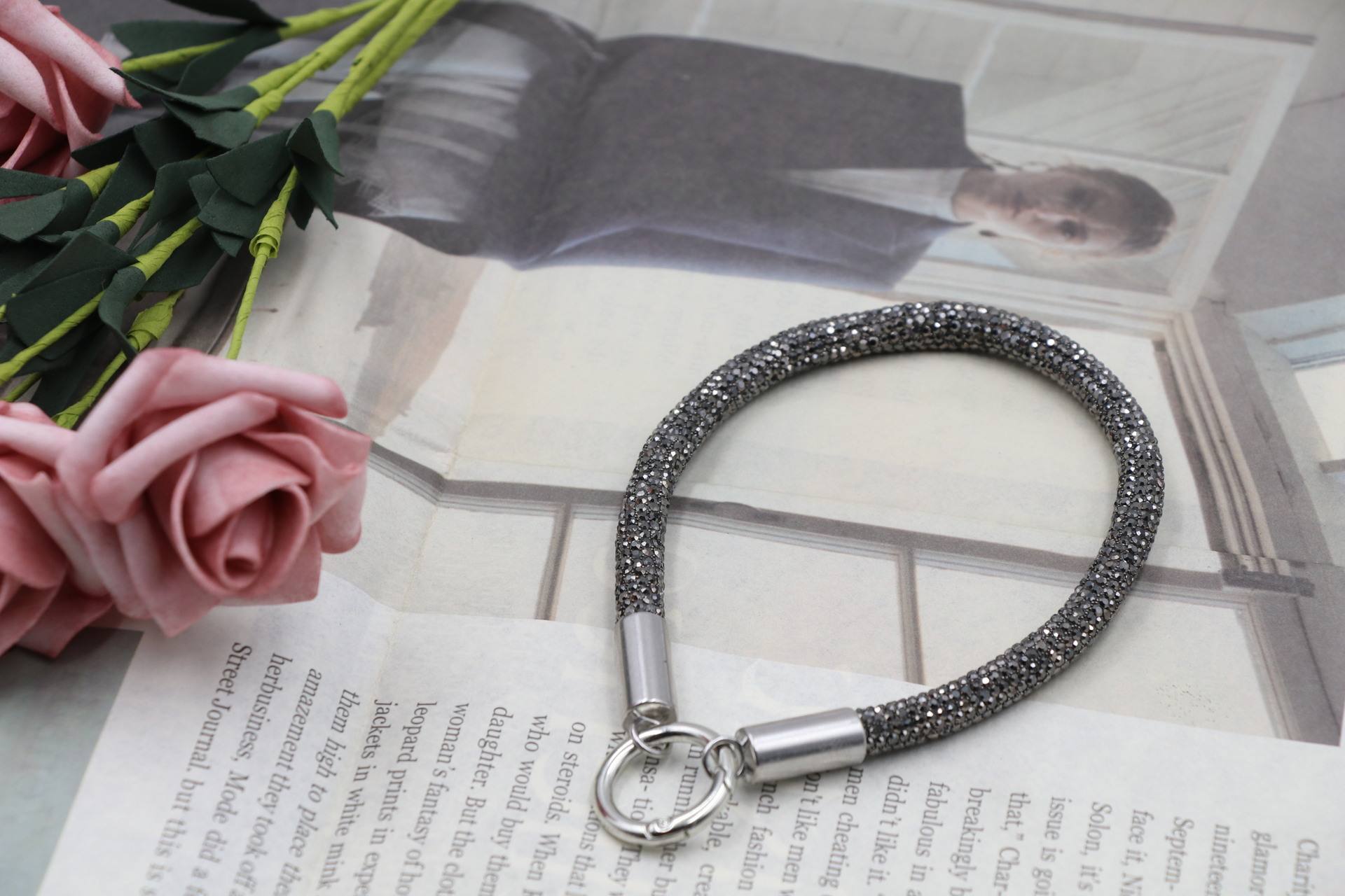Porte-clés bracelet avec strass gris mine