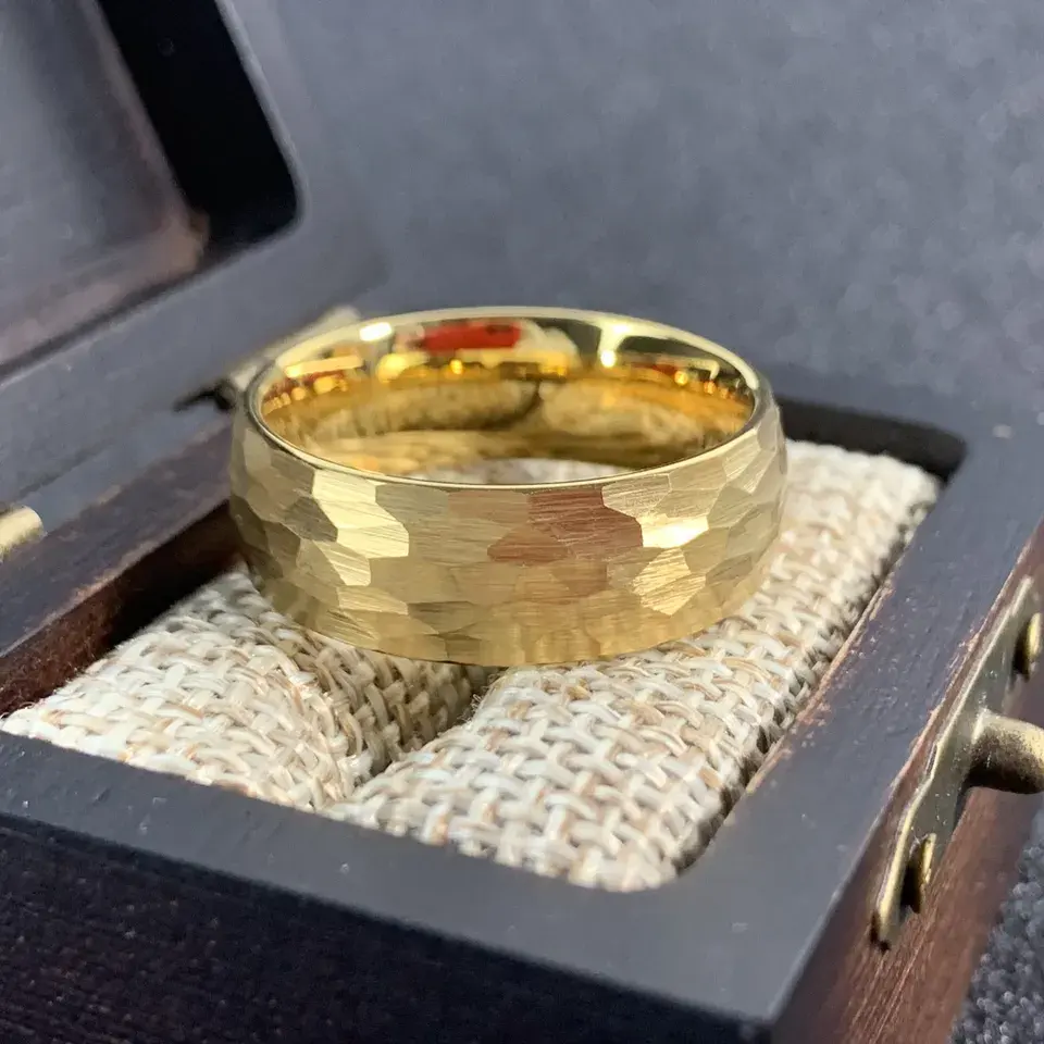 Ouyuanジュエリー卸売8mm18Kゴールドメッキ槌で打たれた炭化タングステンリング男性女性ファッション婚約結婚指輪