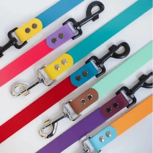 Correa de perro de PVC de alta calidad con logotipo personalizado Patrón sólido y decoración de remaches Diseño manos libres impermeable y multifuncional - Product Image 1