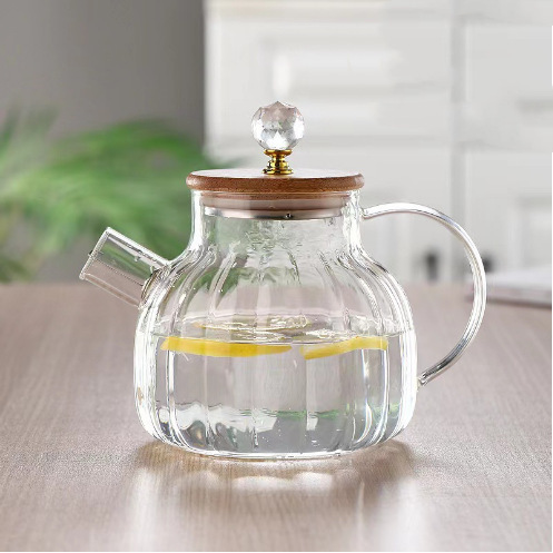 Maceta transparente con forma de calabaza y tapa con cuentas.