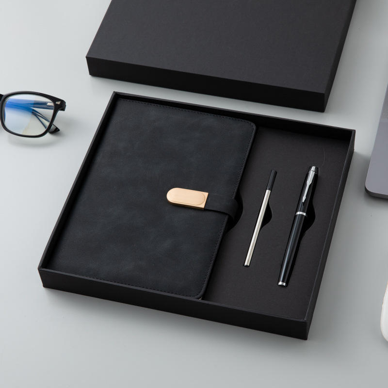 Conjunto de 3 piezas en oro rosa y negro.