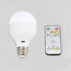 7W USB C หลอดไฟ LED แบบชาร์จไฟได้พร้อมรีโมทคอนโทรลไฟล้มเหลว Outrage ฉุกเฉินแบตเตอรี่ 2600mAh 5V หลอดไฟแบบชาร์จไฟได้