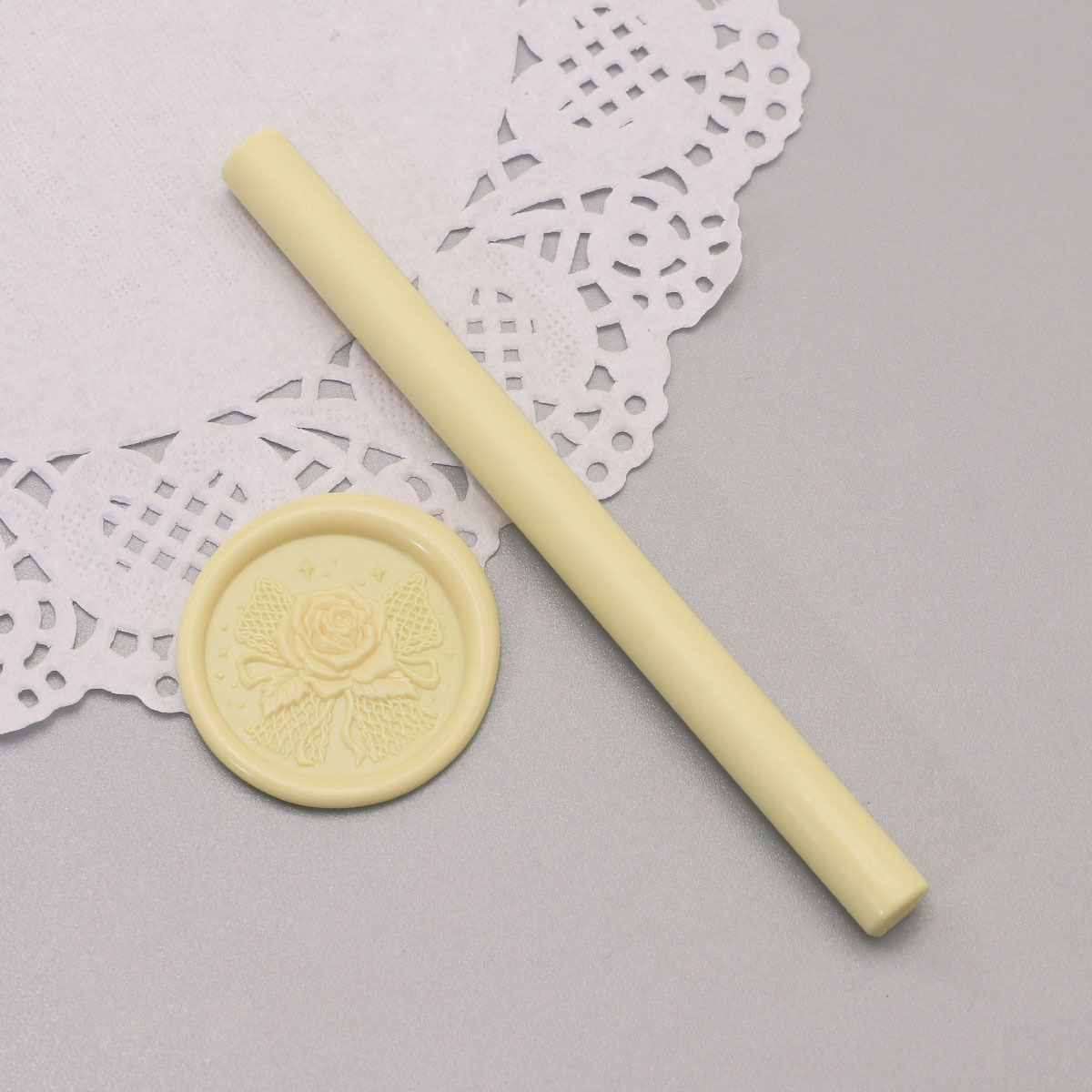8-Varilla de cera pequeña de color amarillo claro con un diámetro de 07 cm.