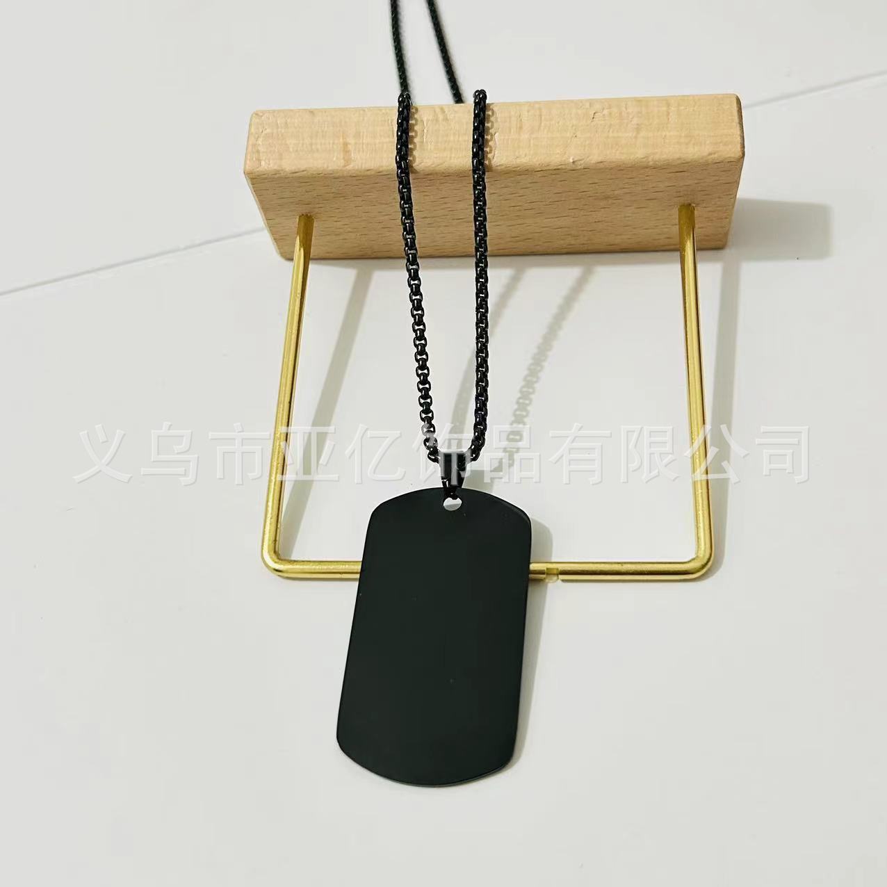 Cadena negra + perlas cuadradas