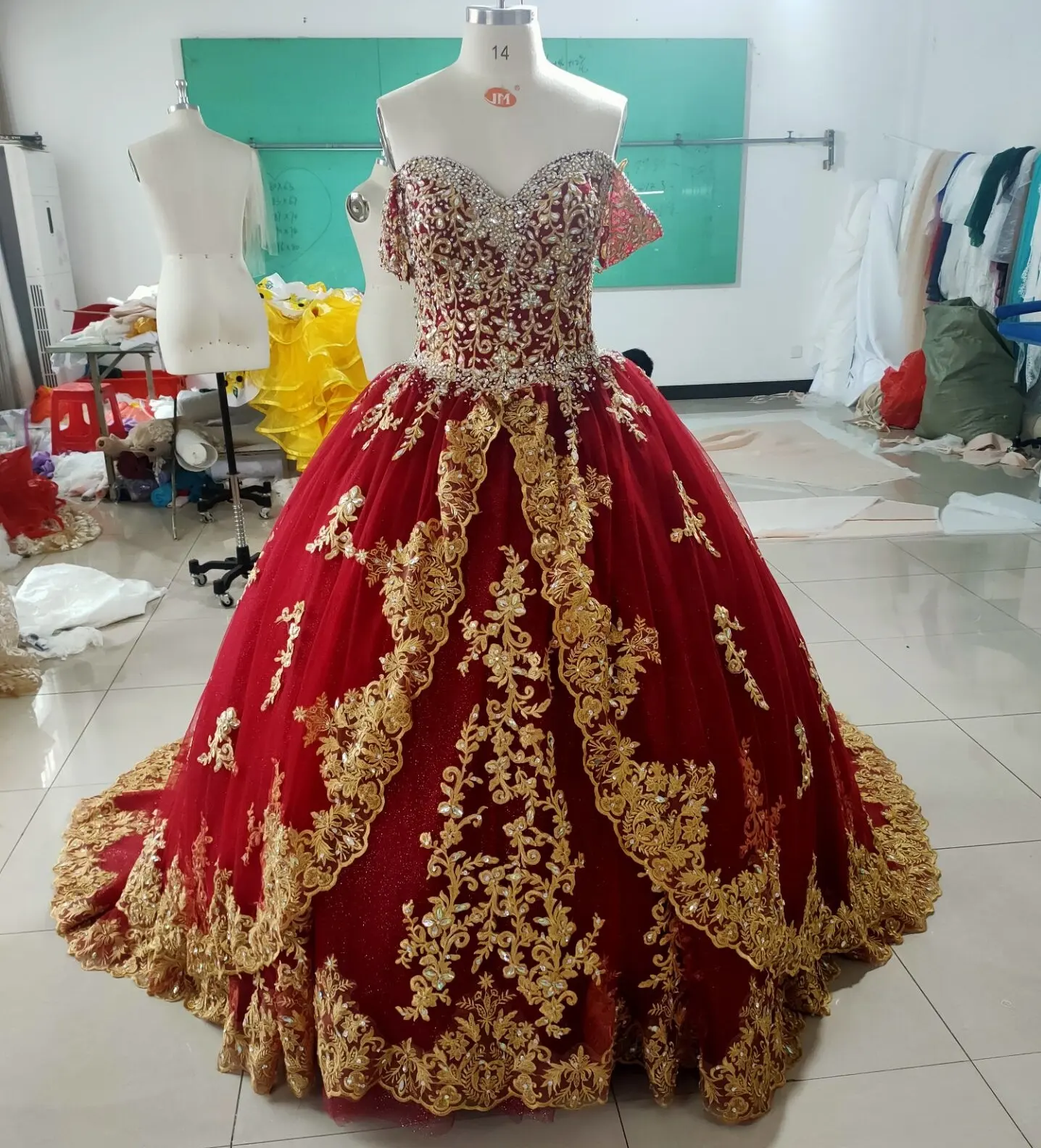 Oem 100% real fotos frisadas laço fora do ombro vestido, de baile designer borgonha de ouro quinceanera vestidos