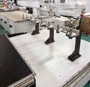 Alta velocidade <span class=keywords><strong>4</strong></span> <span class=keywords><strong>Axis</strong></span> Arc <span class=keywords><strong>Router</strong></span> Automático Pórtico <span class=keywords><strong>CNC</strong></span> Usinagem Centro 9kW Eixo Único Cortador De Painel De Madeira Compensada Apresentando Syntec