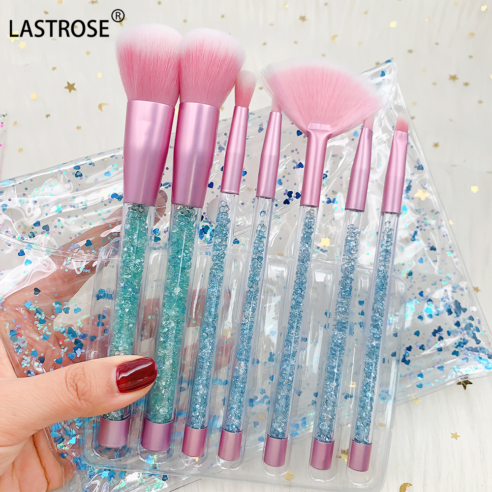 Pinceaux de maquillage bleus