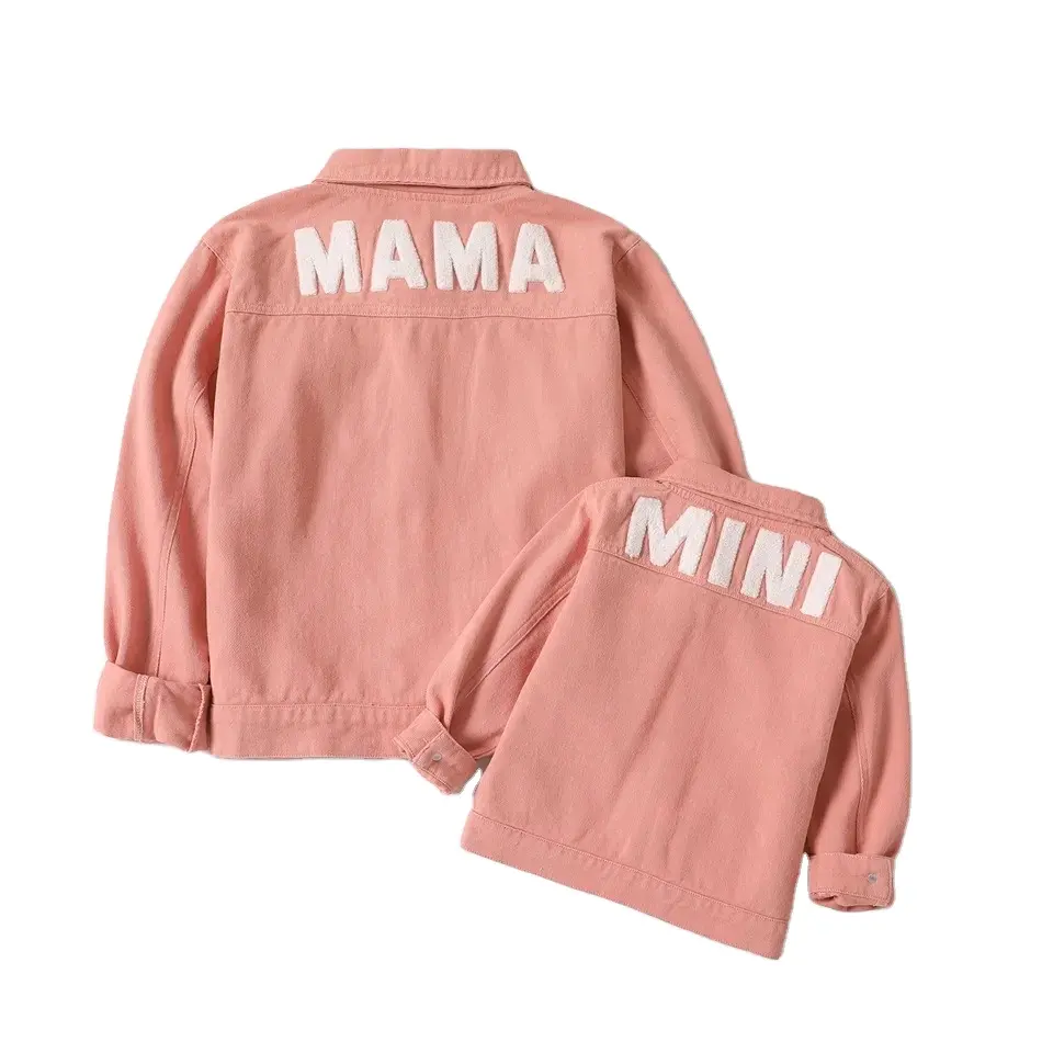 Chaquetas vaqueras de manga larga para mamá y yo, trajes a juego para la familia, con botón de solapa personalizado, Parche de letras creativo, color rosa claro