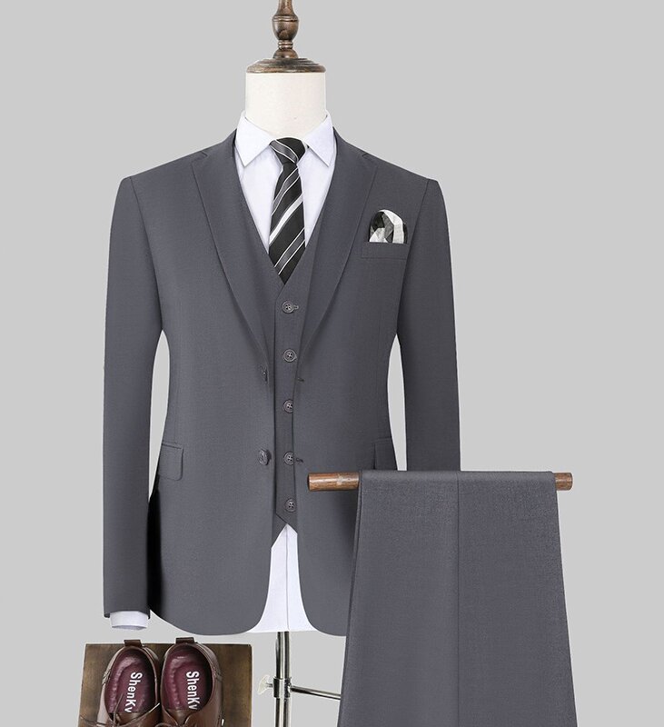 Ensemble veste, gilet, pantalon et chemise gris à 2 boucles.